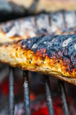 Kömür ızgarasında ızgara balık. Taze balık barbeküsü.