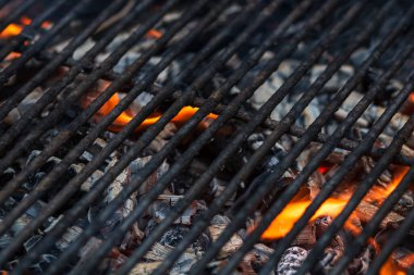 Açık ateşte yanan kömür ızgarası, seçici odaklı biftek hazırlama barbekü konseptine hazır..