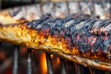 Kömür ızgarasında ızgara balık. Taze balık barbeküsü.