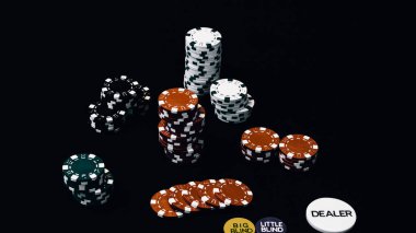 Yüksek bahisli kumarhane oyunları için bir yığın poker fişi.