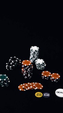 Yüksek bahisli kumarhane oyunları için bir yığın poker fişi.