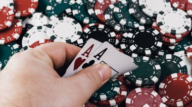 Yüksek bahisli kumarhane oyunları için bir yığın poker fişi.