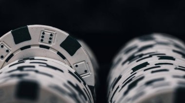 Yüksek bahisli kumarhane oyunları için bir yığın poker fişi.