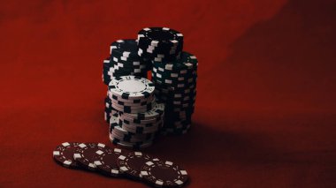 Yüksek bahisli kumarhane oyunları için bir yığın poker fişi.