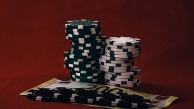 Yüksek bahisli kumarhane oyunları için bir yığın poker fişi.