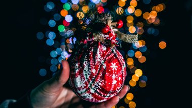 Noel süsleri. Renkli Noel ışıkları arka planı