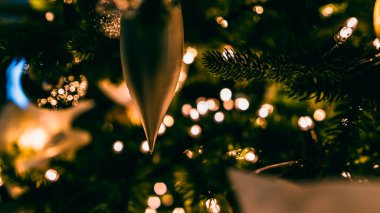 Noel süsleri. Renkli Noel ışıkları arka planı