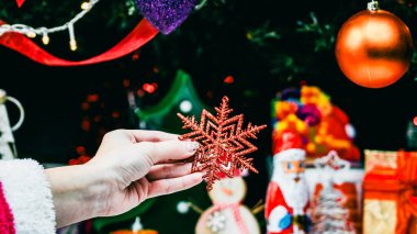 Noel süsleri. Renkli Noel ışıkları arka planı