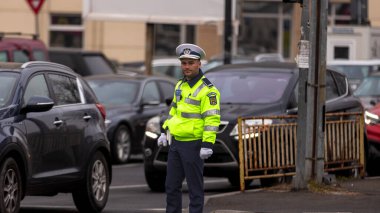 Trafiği polis memuru ve Romanya Trafik Polisi (Politia Rutiera) yönetiyor