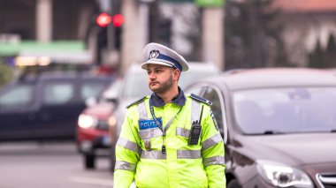 Trafiği polis memuru ve Romanya Trafik Polisi (Politia Rutiera) yönetiyor