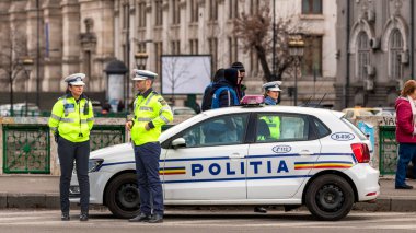 Trafiği polis memuru ve Romanya Trafik Polisi (Politia Rutiera) yönetiyor