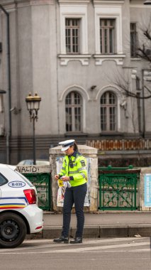 Trafiği polis memuru ve Romanya Trafik Polisi (Politia Rutiera) yönetiyor