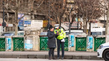 Trafiği polis memuru ve Romanya Trafik Polisi (Politia Rutiera) yönetiyor
