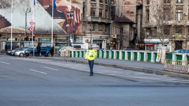 Trafiği polis memuru ve Romanya Trafik Polisi (Politia Rutiera) yönetiyor