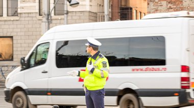 Trafiği polis memuru ve Romanya Trafik Polisi (Politia Rutiera) yönetiyor