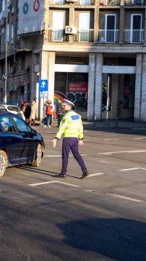 Trafiği polis memuru ve Romanya Trafik Polisi (Politia Rutiera) yönetiyor