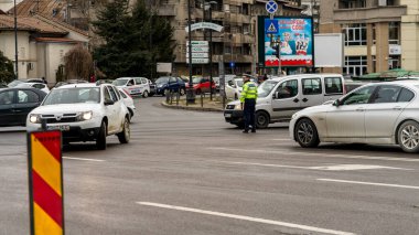 Trafiği polis memuru ve Romanya Trafik Polisi (Politia Rutiera) yönetiyor