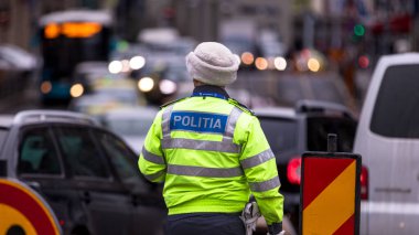 Trafiği polis memuru ve Romanya Trafik Polisi (Politia Rutiera) yönetiyor