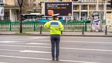 Trafiği polis memuru ve Romanya Trafik Polisi (Politia Rutiera) yönetiyor