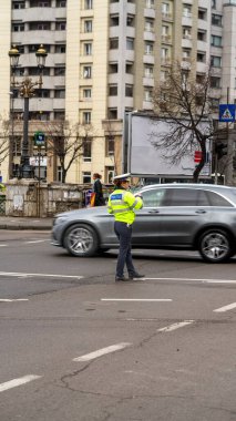 Trafiği polis memuru ve Romanya Trafik Polisi (Politia Rutiera) yönetiyor