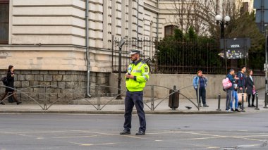 Trafiği polis memuru ve Romanya Trafik Polisi (Politia Rutiera) yönetiyor