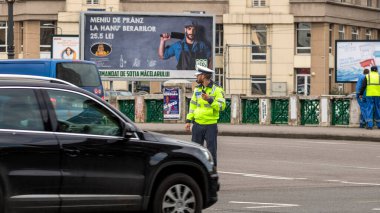 Trafiği polis memuru ve Romanya Trafik Polisi (Politia Rutiera) yönetiyor