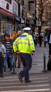 Trafiği polis memuru ve Romanya Trafik Polisi (Politia Rutiera) yönetiyor