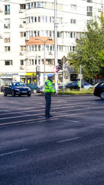 Trafiği polis memuru ve Romanya Trafik Polisi (Politia Rutiera) yönetiyor