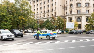 Trafiği polis memuru ve Romanya Trafik Polisi (Politia Rutiera) yönetiyor