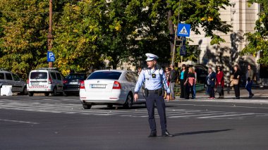 Trafiği polis memuru ve Romanya Trafik Polisi (Politia Rutiera) yönetiyor