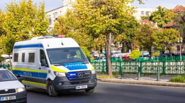 Bükreş 'te yoğun saatlerde Romen Polis Arabası trafikte