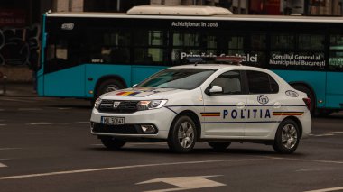 Bükreş 'te yoğun saatlerde Romen Polis Arabası trafikte