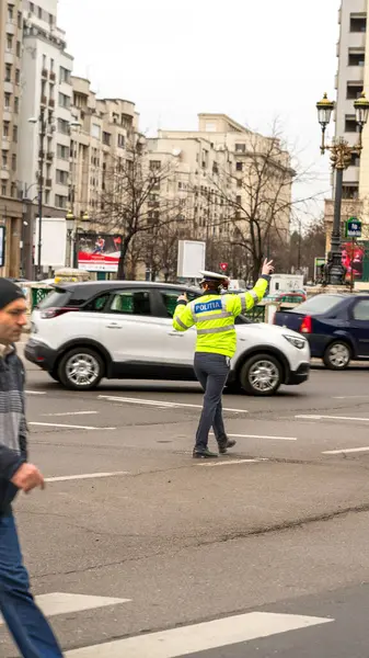 Trafiği polis memuru ve Romanya Trafik Polisi (Politia Rutiera) yönetiyor