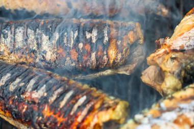 Kömür ızgarasında ızgara balık. Taze balık barbeküsü.