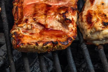 Izgarada ızgara domuz bifteği yakın..