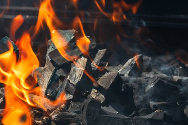 Işıl ışıl yanan ızgara ocağı. Kırmızı alevler, kömür kömürleri ve közlerle birlikte.
