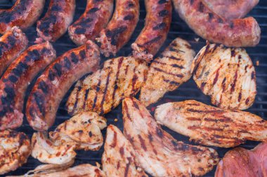 Izgara sosis ve ızgarada domuz pirzolası. Bahçede mangal partisi.