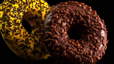 Şekerli donutlar izole edilmiş. Renkli donutları kapat.