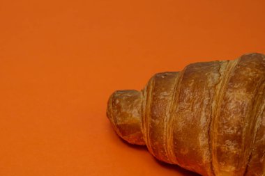 Lezzetli, taze kruvasanlar. Fransız kahvaltı konsepti