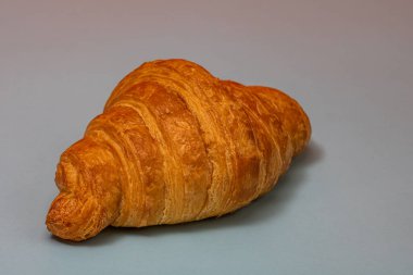 Lezzetli, taze kruvasanlar. Fransız kahvaltı konsepti