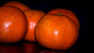 Siyah arkaplanda portakal meyvesi ayrıntıları