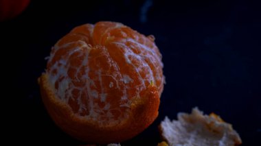Siyah arkaplanda portakal meyvesi ayrıntıları