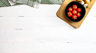 İtalyan makarna malzemeleri. Pişirmek için domates ve baharat.