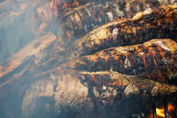 Kömür ızgarasında ızgara balık. Taze balık barbeküsü.