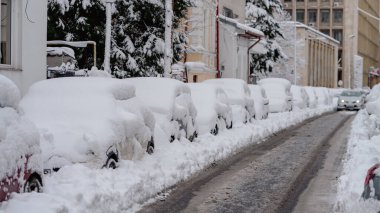 Kışın ilk günü, Romanya 'nın Bükreş kentinde yoğun kar yağdı