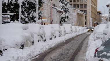 Kışın ilk günü, Romanya 'nın Bükreş kentinde yoğun kar yağdı