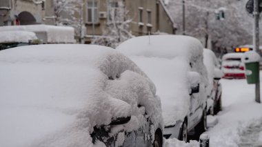 Kışın ilk günü, Romanya 'nın Bükreş kentinde yoğun kar yağdı