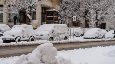 Kışın ilk günü, Romanya 'nın Bükreş kentinde yoğun kar yağdı