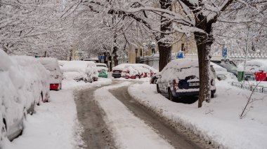 Kışın ilk günü, Romanya 'nın Bükreş kentinde yoğun kar yağdı