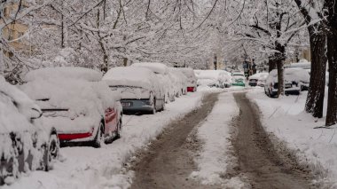 Kışın ilk günü, Romanya 'nın Bükreş kentinde yoğun kar yağdı